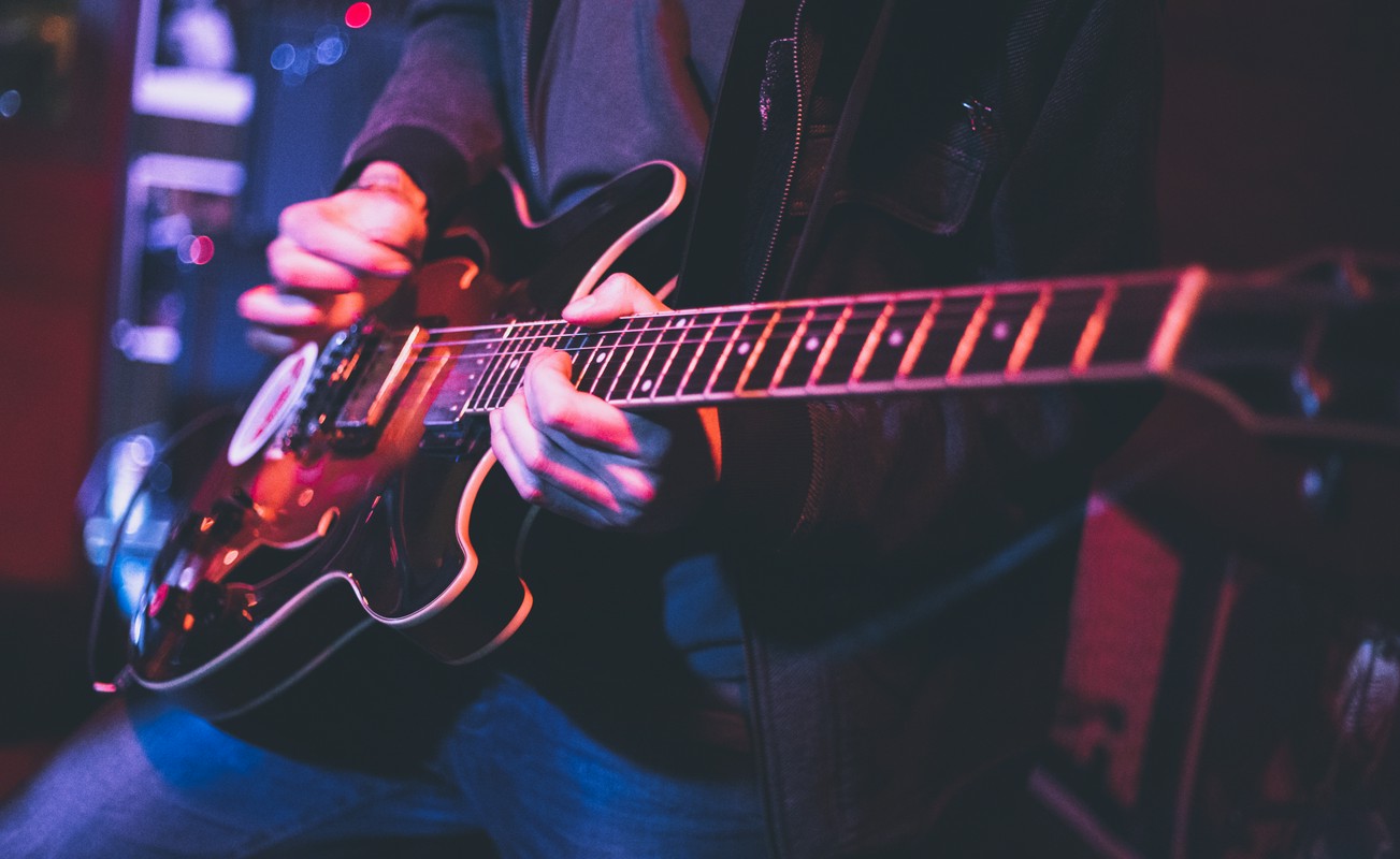 Czarna gitara elektryczna – ikona stylu czy uniwersalny wybór na scenę?