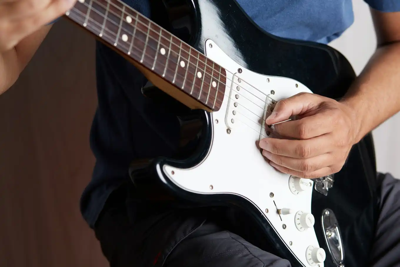 Dlaczego pierwsza gitara elektryczna tak mocno przyspiesza naukę gry?